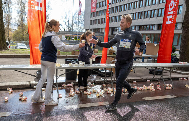 Underveis i konkurranser kan karbohydrater inntas både i form av drikke, geler og fast føde. (Foto: Samuel Hafsahl)